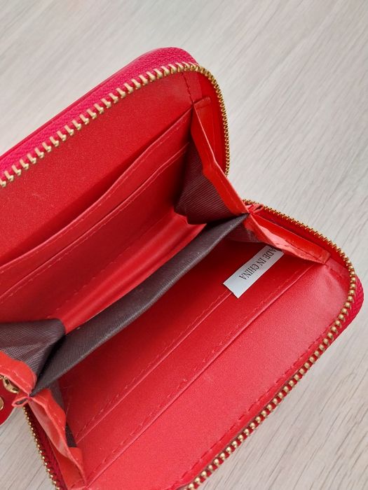 Mały czerwony portfel na zamek