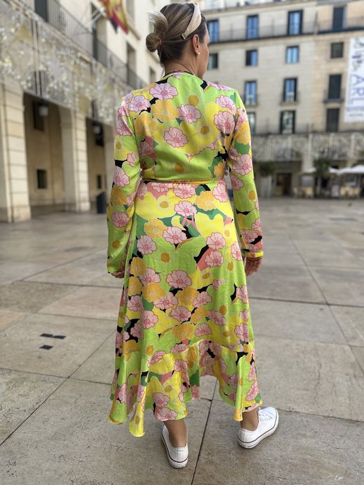 Liquorish kopertowa satyniwa sukienka w kwiaty falbana hiszpanka