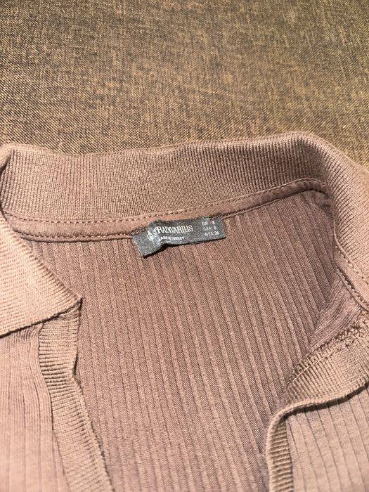 Поло коричневе stradivarius