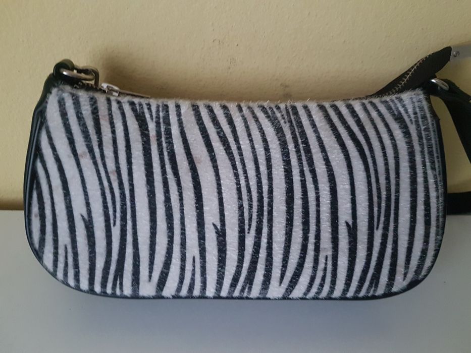 Torebka do ręki imitacja skóry zebry Cropp goth altrenativp