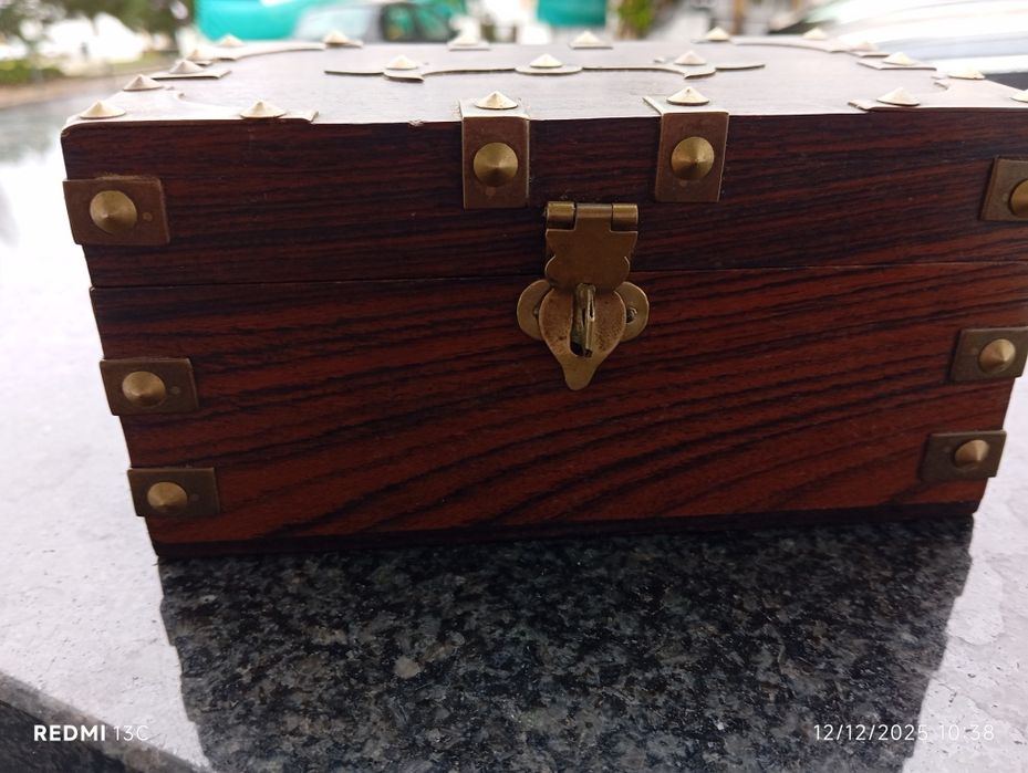 Caixa pau santo com aplicações em latão