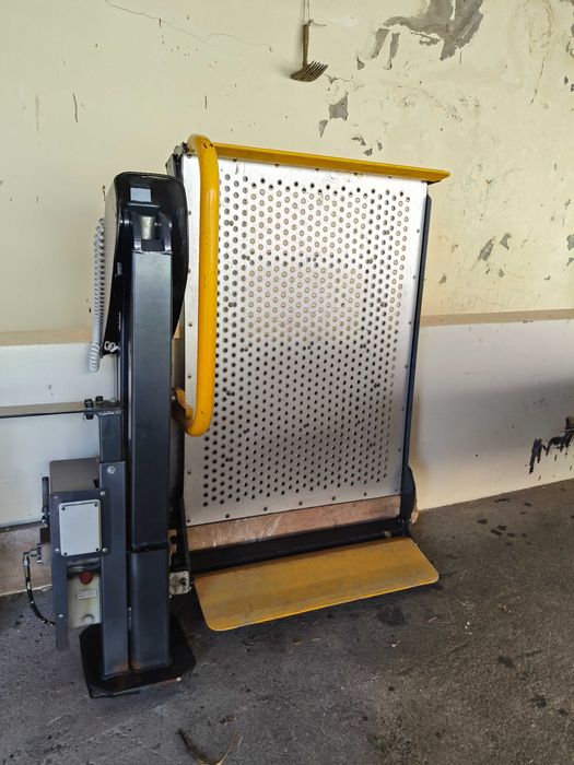 Rampa elevatória auto para cadeira de rodas.