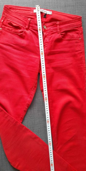 Czerwone jeansy, Zara