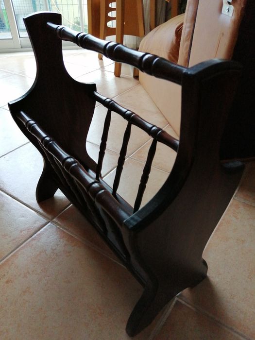 Porta revistas em mogno