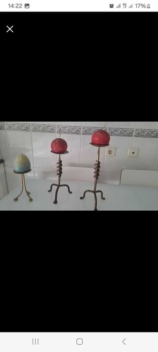 Castiçais com velas decorativas