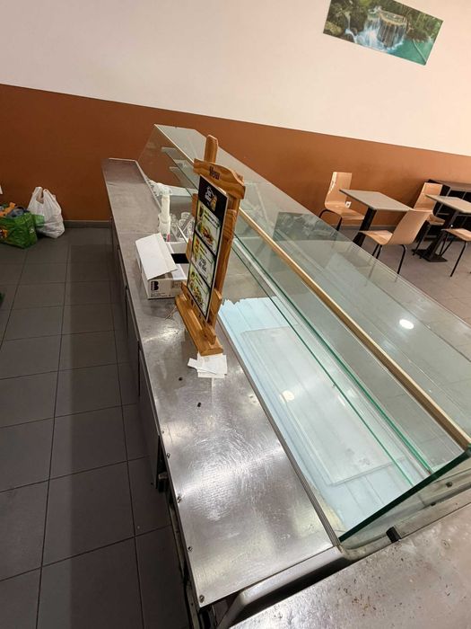 Conjunto Completo para Café – Balcão com Vitrine + Mesas e Cadeiras