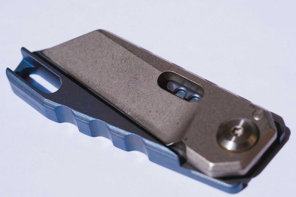 Nóż składany EDC ze stali proszkowej SV35N, tytan Kraków