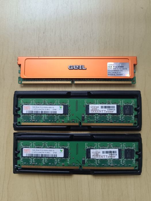 Pamięć RAM Hynix 1GB 2Rx8 PC2-5300U-555-12 DDR2 o taktowaniu 667MHz.
