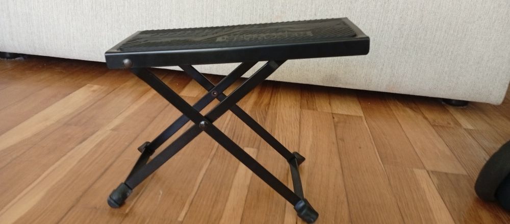 apoio de pé para guitarra da marca Hercules, modelo FS100B de 5 ângulos