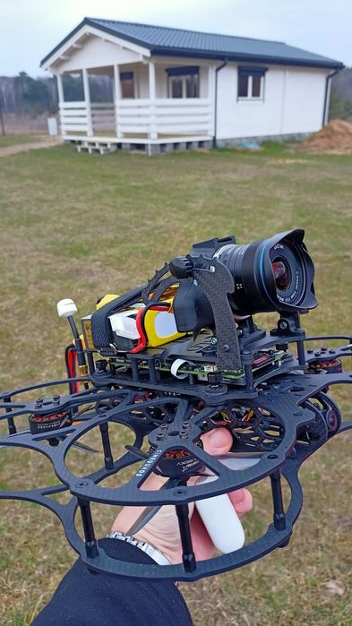 Operator kamery i drona FPV z kamerą Blackmagic-montaż filmów / rolek