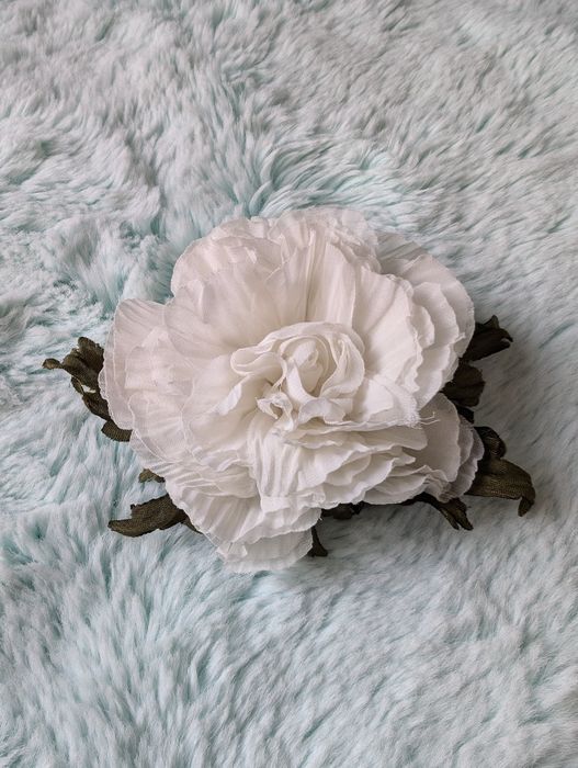 Broszka w kształcie kwiatu