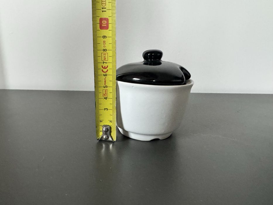 Bialo czarna cukiernica pojekmik kuchenny