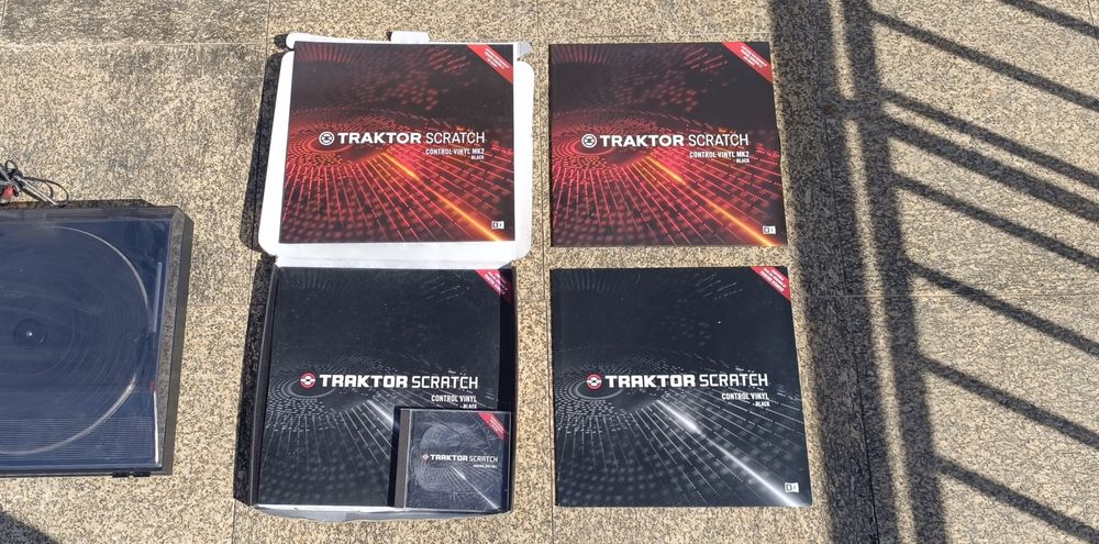 Gira-discos Toshiba SR-V22 + 4 Vinis de Controlo Traktor