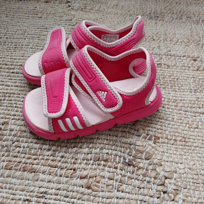 Sandałki Adidas w rozmiarze 25