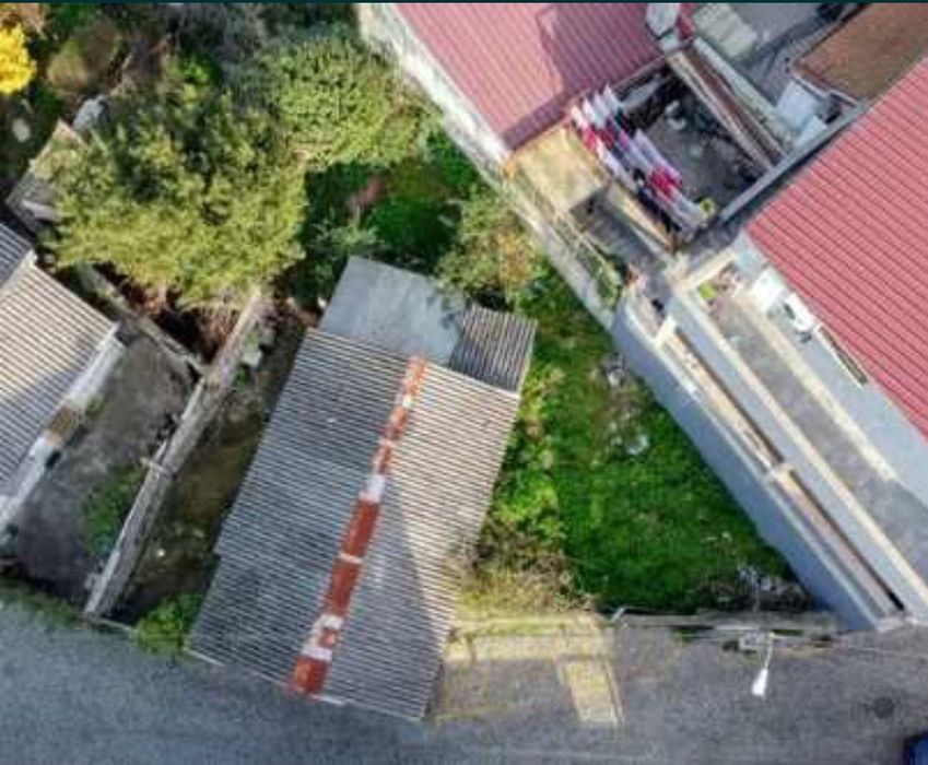 Oportunidade! Moradia e terreno  para renovar