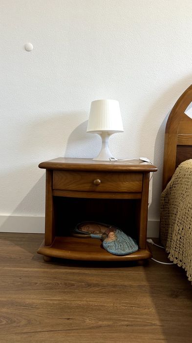 Mesa de Cabeceira em Madeira Maciça – Excelente Estado