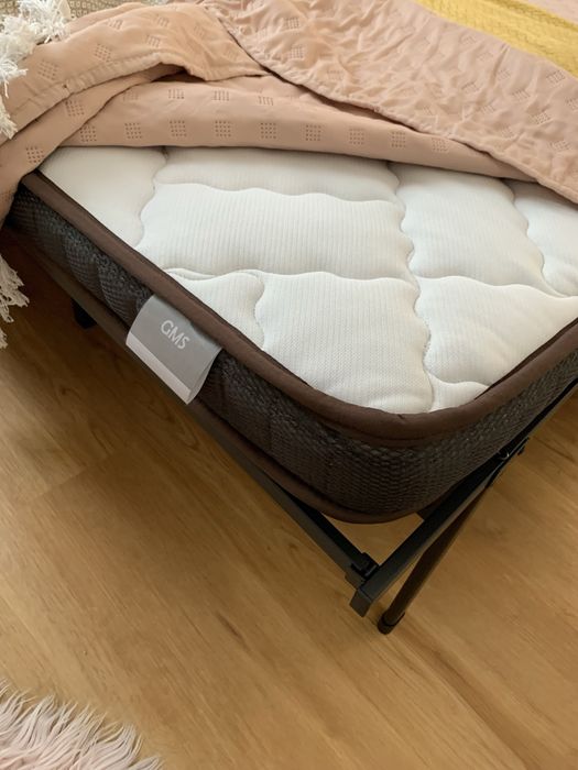 Cama de metal + Colchão 135 x 190 x 10 cm — Como Nova