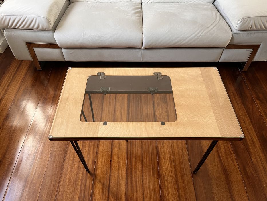 Mesa de centro em madeira e vidro