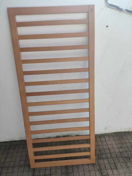 Estrado de cama de bebê usado em boas condições