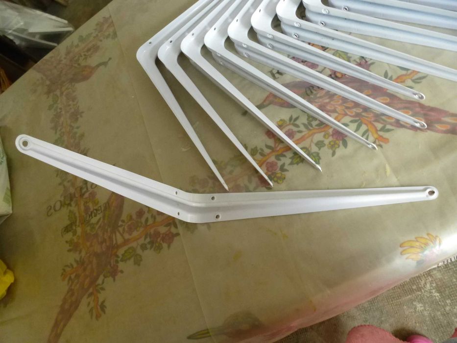 Esquadros metálicos para prateleiras