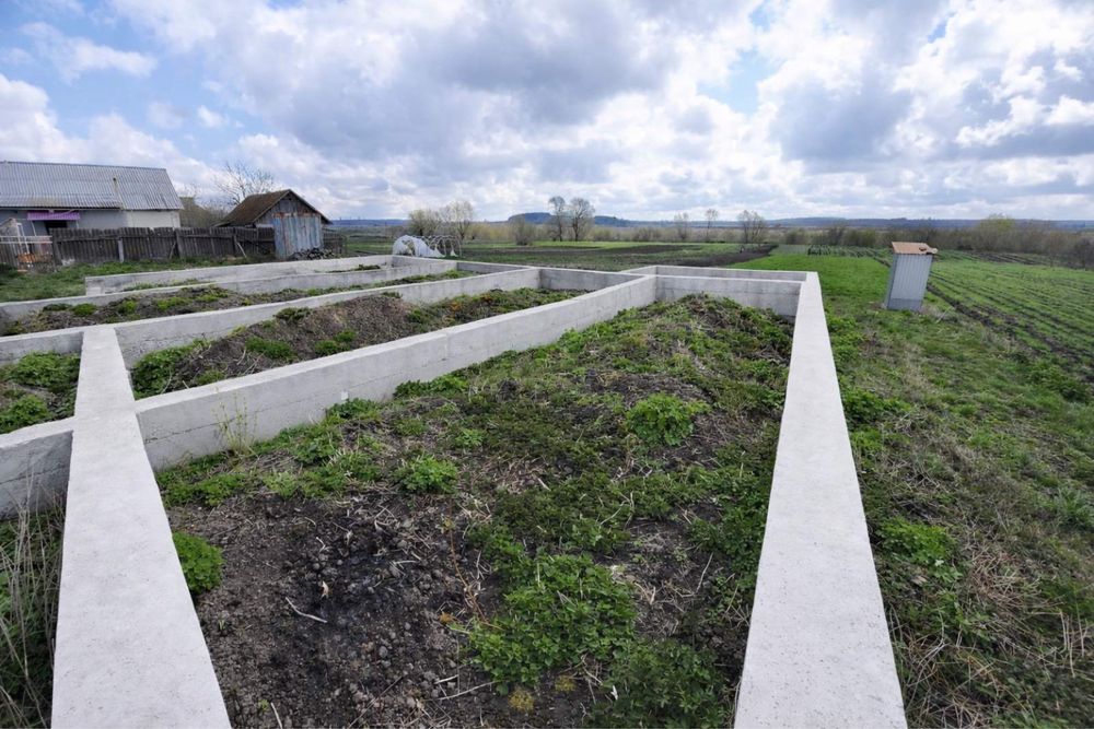 Земельна ділянка 30соток!!  з фундаментом під будинок і комунікаціями!