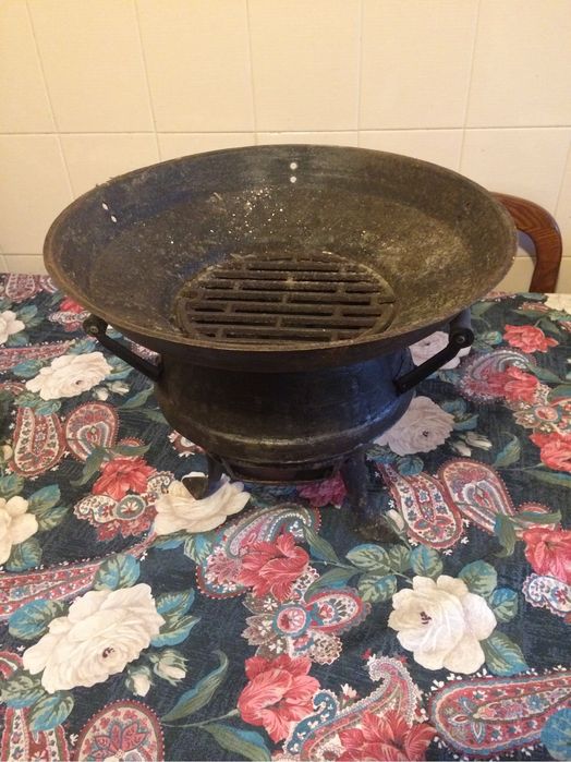 Chaleira antiga em cobre e assador antigo em ferro e panela ferro