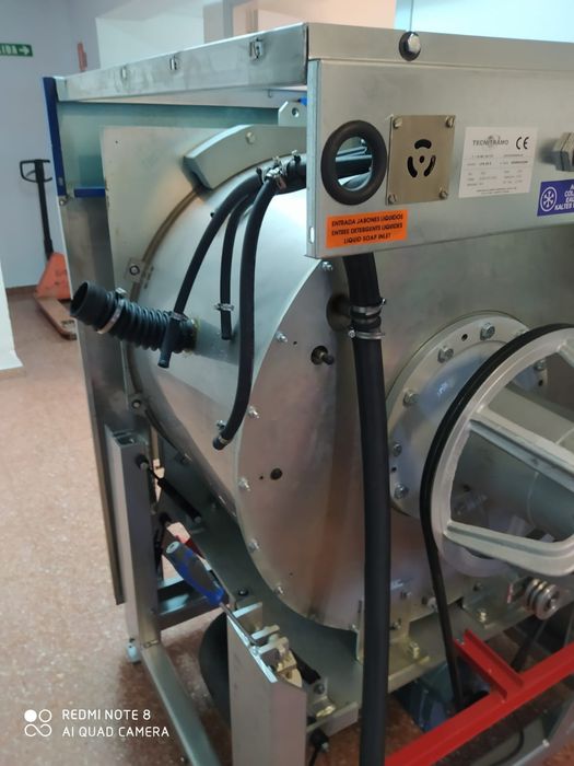 Lavandaria máquina de lavar roupa lares self service