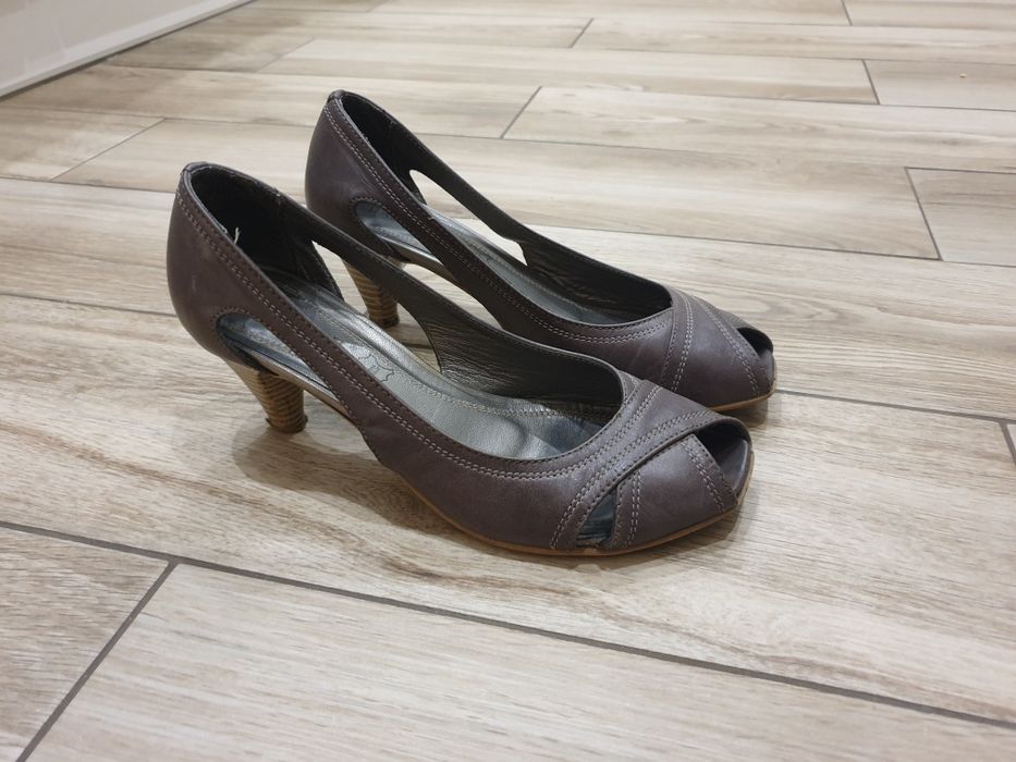 Skórzane czółenka Lasocki z odkrytym przodem r. 35