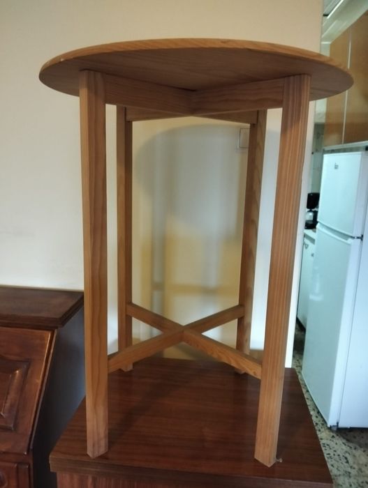 Máquina de costura Singer e móveis de madeira usados