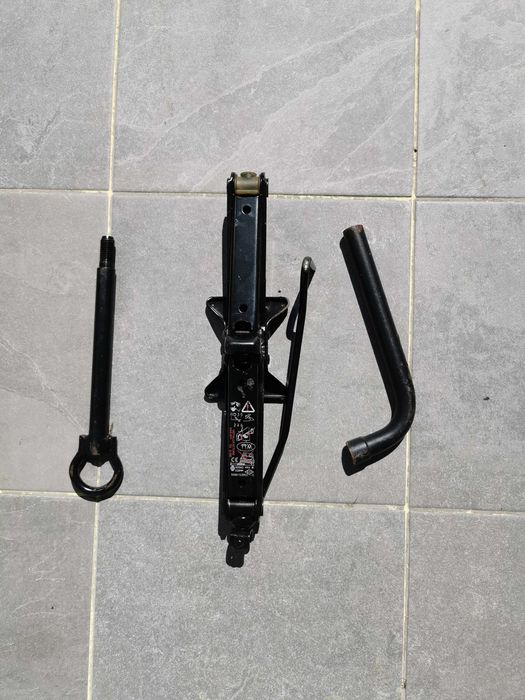 Jante pneu suplente Renault 205-55-R16, macaco, chave rodas, parafusos