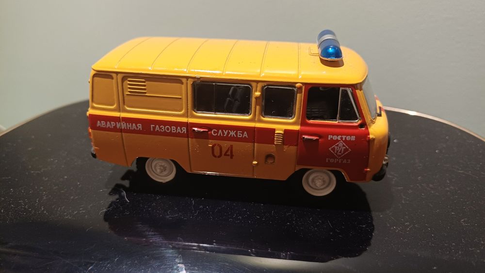1/43 Scale AGS04 Russian UAZ-3909 Van (Emergency Gas Service) Orange/R