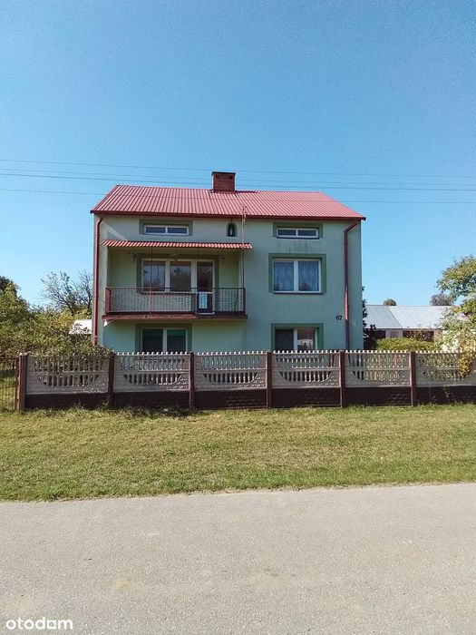 Dom wolnostojący z zabudowaniami gospodarczymi.