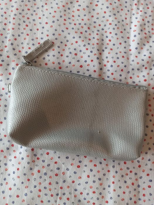 Bolsa / nécessaire prateada cinza