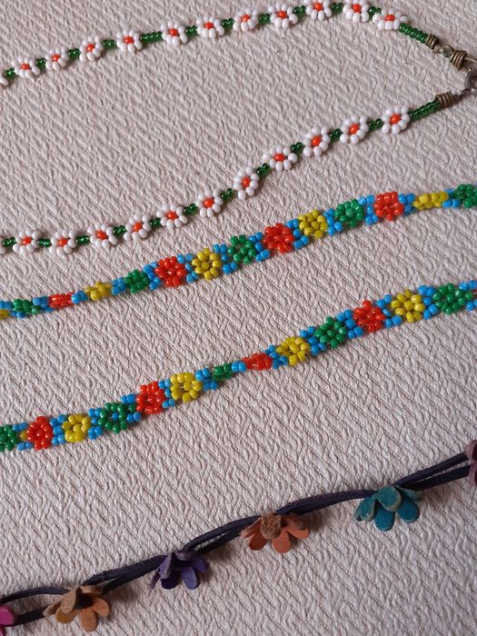 Colares de missangas e couro