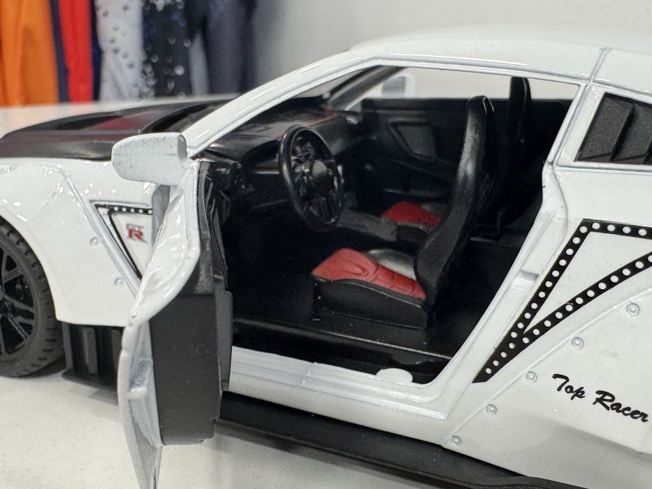 GTR tamanho 1:24. Acende luzes. Lindissimo