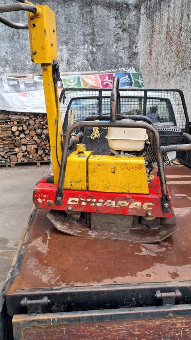 Máquina de compactar terras e calçada