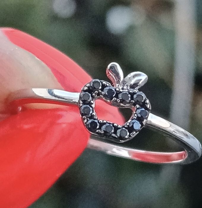 Pierścionek jabłuszko z kamieniami spinelami ze srebra rodowanego prób