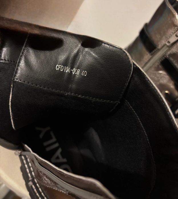 Botas cinzentas prateadas