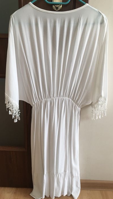 Przewiewna biała sukienka