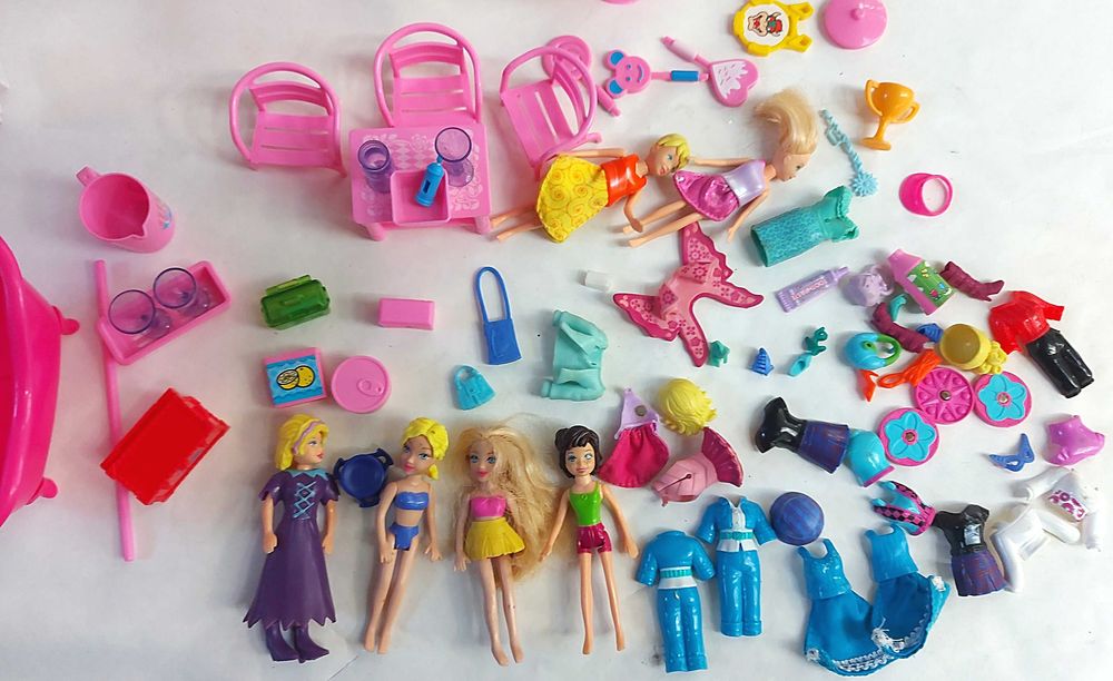 Kamper z wyposażeniem i lalkami