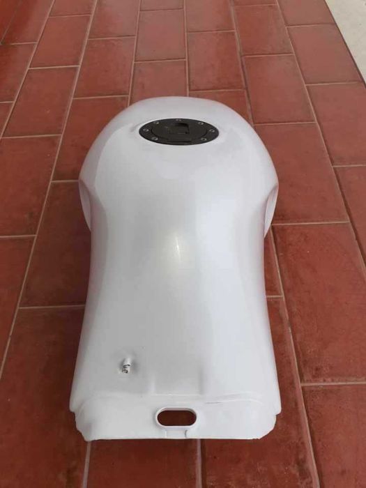 Deposito Yamaha com pintura nova