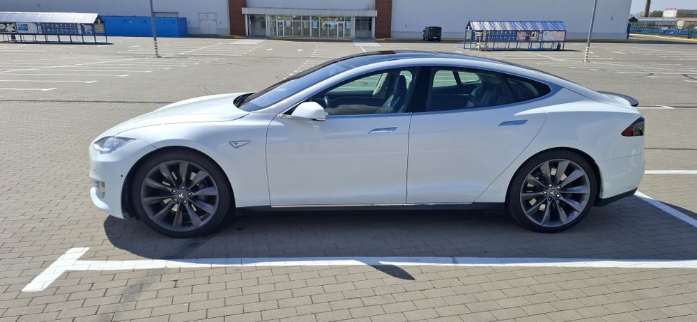 Tesla mobile s p85+