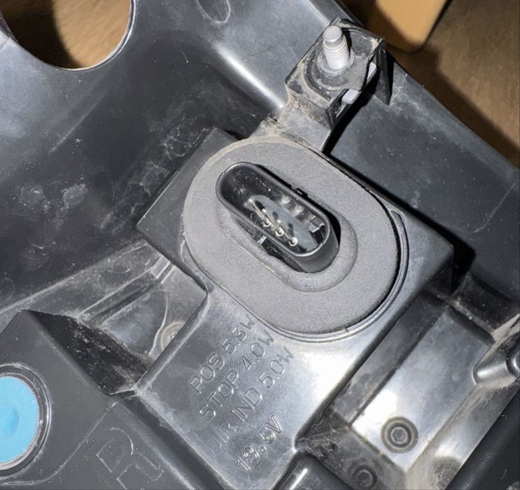 Tesla Model 3, задні ліхтарі