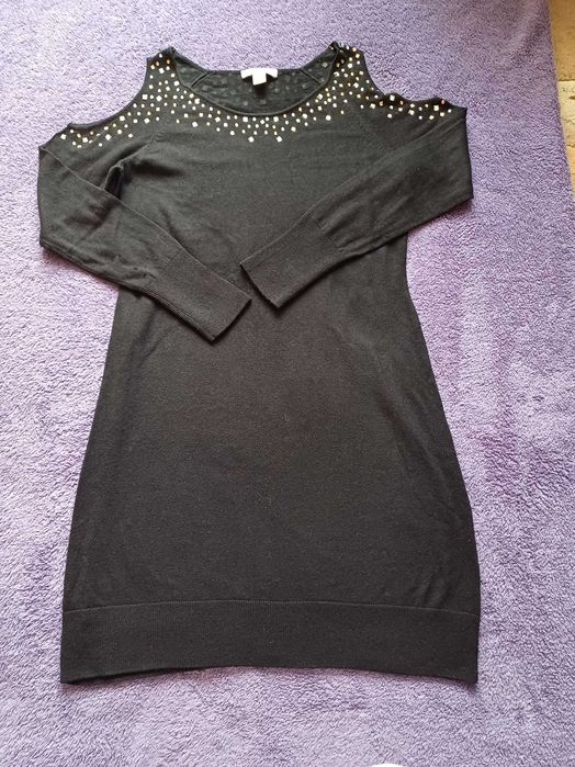 Dzianinowa sukienka z odkrytymi ramionami