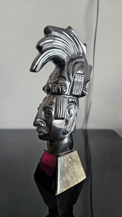 Estatueta em obsidiana negra