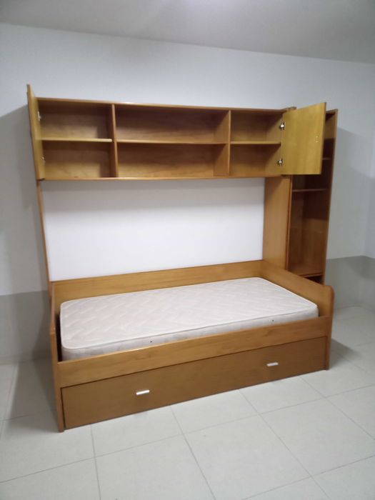 Cama dupla com estante incorporada em perfeitas condições