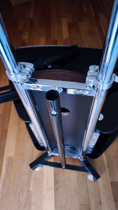 Móvel e suporte para TV e aparelhos e box. Prateleiras em vidro escurecido, muito elegante!