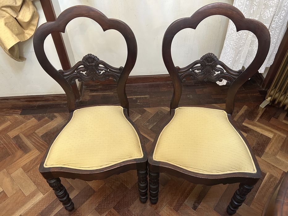 Conjunto de sofá e cadeiras