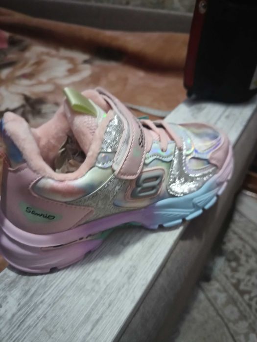 Нові кросівки для дівчинки