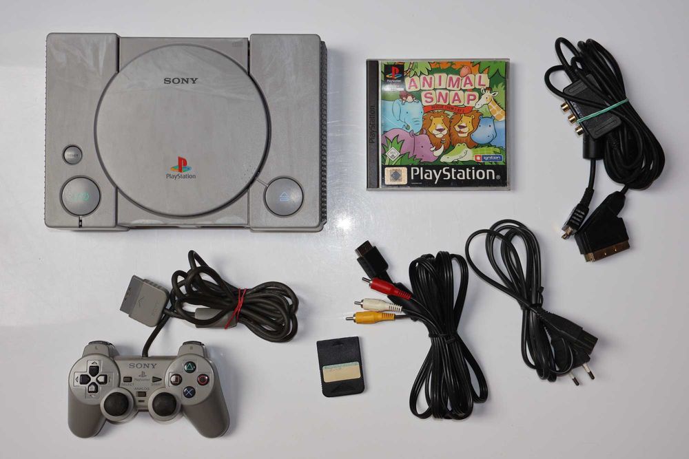 Konsola Sony PlayStation 1 PSX/PS1 model SCPH-7502 wersja PAL Pad DualShock model SCPH-1200 typ "M" Karta Pamięci Gra Komplet Kabli Stan Dobry